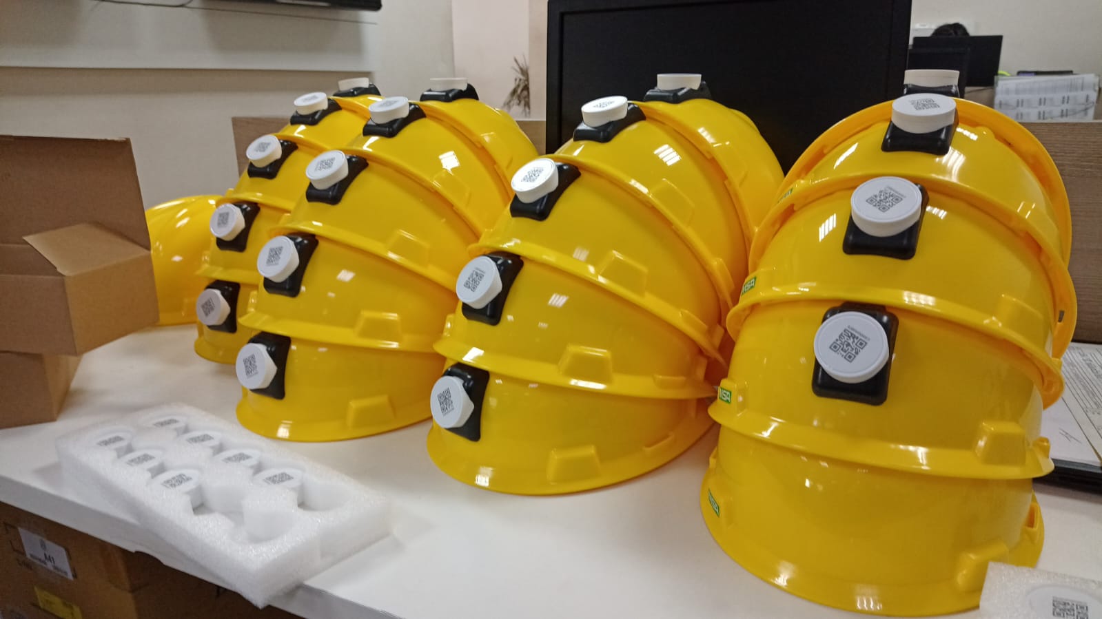Capacete Task Dispositivo em capacetes emite presença e sinais em situações de risco ...