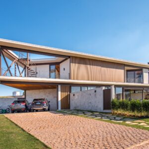 Residência em SP reduz 90% da madeira e aposta em estrutura metálica de precisão