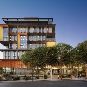 Fachada metálica e biofilia marcam novo corporativo em Campinas