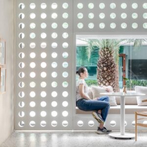 Arquitetura sensorial transforma ateliê de pães e doces em refúgio urbano em Balneário Camboriú