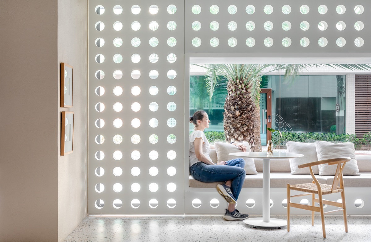 Arquitetura sensorial transforma ateliê de pães e doces em refúgio urbano em Balneário Camboriú